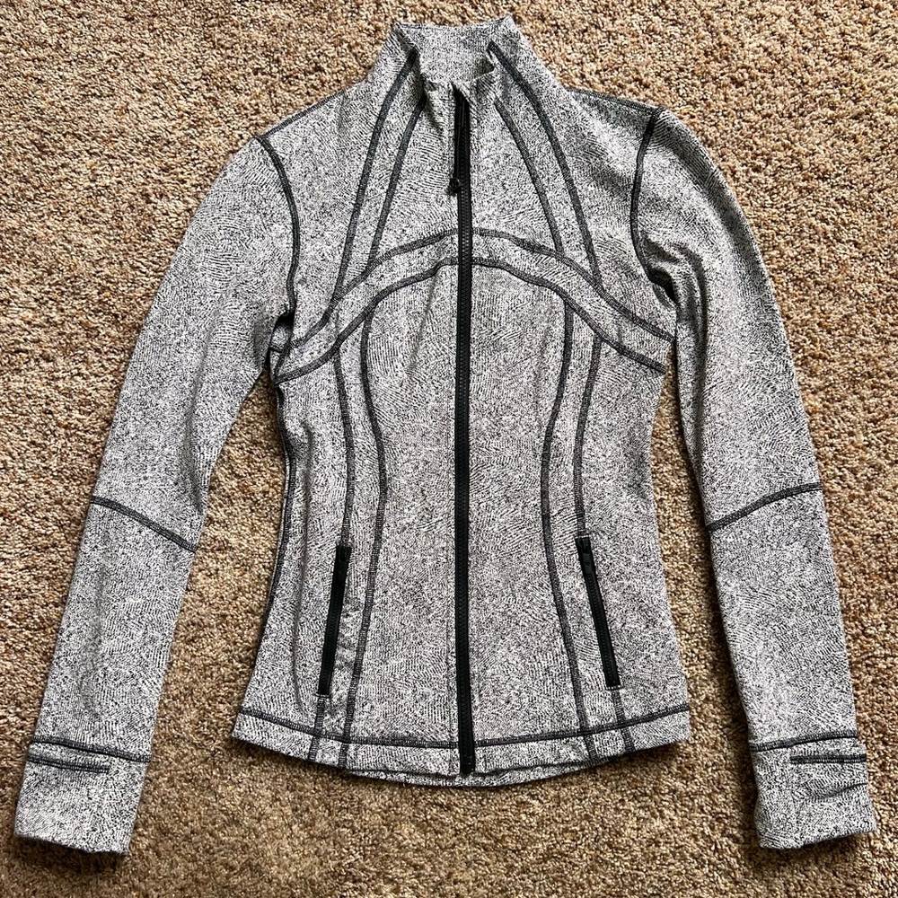 Lululemon size 2 zip up